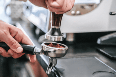 So funktioniert ein Espresso-Stampfer - für Perfektion