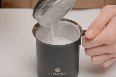 So gelingt Milch aufschäumen von Hand problemlos
