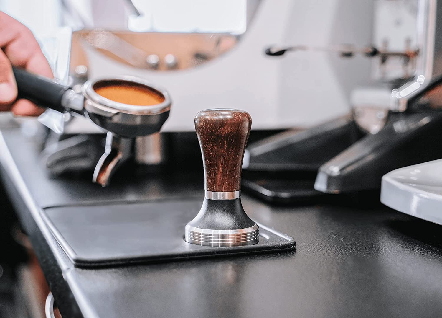 VIENESSO Barista Tamper Set (Limited Edition) – design koffiestempel met echt houten handvat incl. plank, koffiestamper om te verdichten voor de zeefdrager gratis e-book! (donkerbruin, 51 mm VIENESSO Barista Tamper Set (Limited Edition) – design koffiestempel met echt houten handvat incl. plank, koffiestamper om te verdichten voor de zeefdrager gratis e-book! (donkerbruin, 51 mm